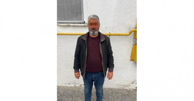 Kendisini polis ve savcı olarak tanıtan dolandırıcı polisten kaçamadı