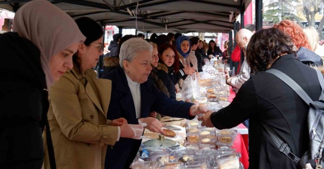 Depremzedeler yararına yardım kampanyası düzenlendi, vatandaşlar akın etti