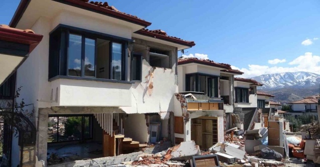 Milyonluk villalar depremde kağıt gibi dağıldı