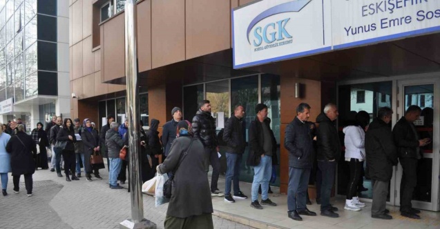 SGK önündeki EYT kuyrukları devam ediyor