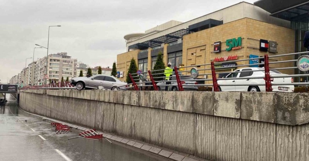 Bariyerlere çarpan otomobil köprüde asılı kaldı: 1 yaralı