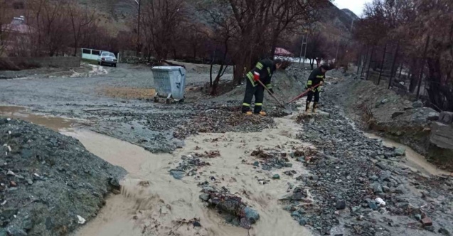 Erzincan’da sağanak sonrası su taşkını oluştu