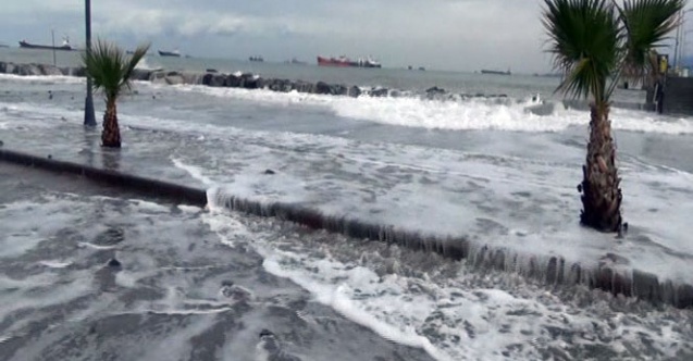 İskenderun’da deniz taşkınları devam ediyor