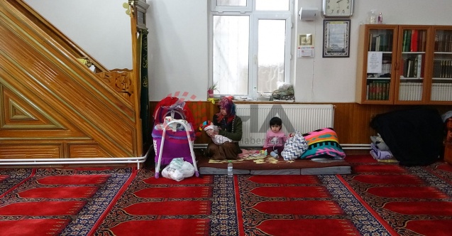 Minik Meva deprem korkusu nedeniyle camide büyüyor