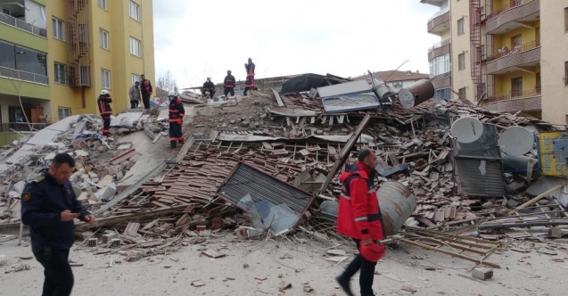 Malatya’da 4 katlı ağır hasarlı bina çöktü