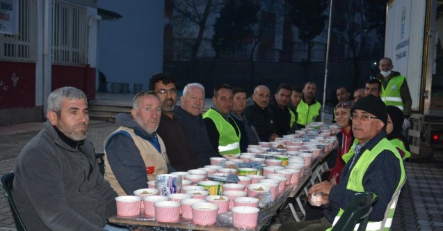 Lapseki Belediyesi deprem bölgesinde iftarlara devam ediyor