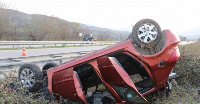 Amasya’da otomobil bariyere çarparak takla attı: 4 yaralı