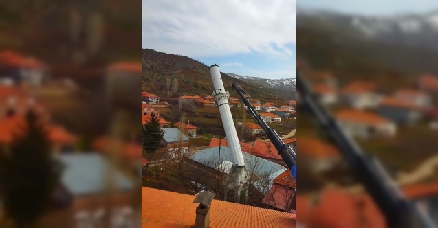 Depremde hasar alan cami minaresi yıkıldı