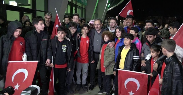 Depremzede çocuklardan milli takıma destek