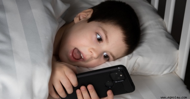 Çocukların yüzde 49’unun elinden gece yarısı telefon düşmüyor