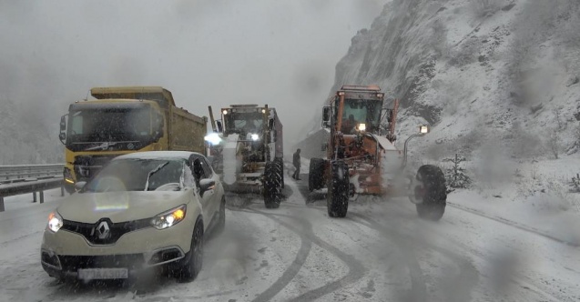 Zigana Geçidi kara teslim oldu, araçlar yolda kaldı