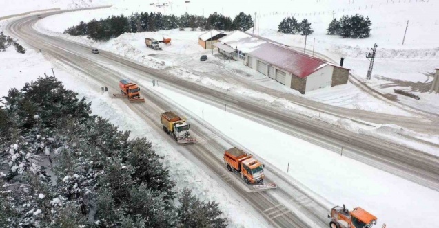 Erzincan’da kar ve tipiden 135 köy yolu ulaşıma kapandı