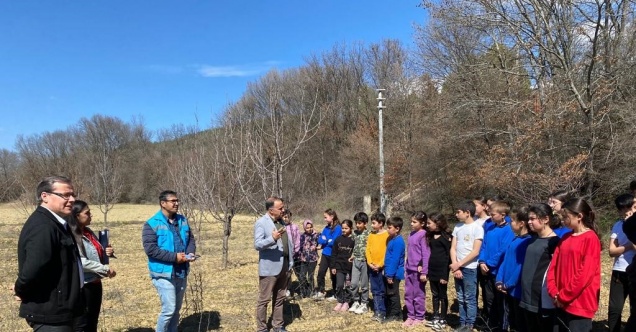 Şaphane’de ortaokul öğrencilerine meyve bahçesinde tarım eğitimi