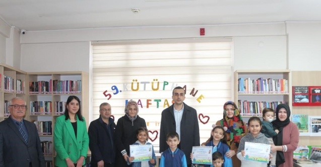 Domaniç’te en çok kitap okuyan öğrenciler ödüllendirildi
