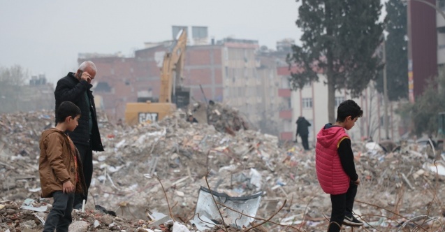 Enkaz altında kalan hatıra ve eşyalarını arıyorlar