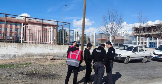 Okul önlerinde polis denetimleri sürüyor