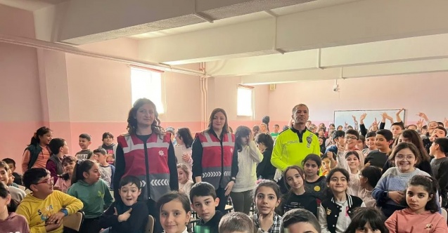 Polislik mesleğini tanıyıp suçtan korunma yöntemlerini öğreniyor