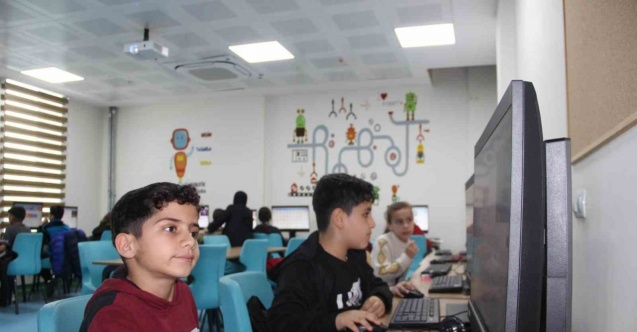 El Cezeri’nin torunları bilgisayarda kendi tasarladıkları oyunları oynuyor