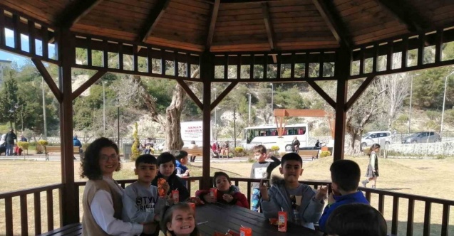 Kuşadalı çocuklar, "Anne, Baba Çocuk Eğitim Merkezi" sayesinde kütüphane ile tanıştı