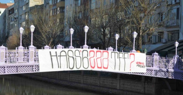 Tepkili taraftarlar köprüye pankart astı