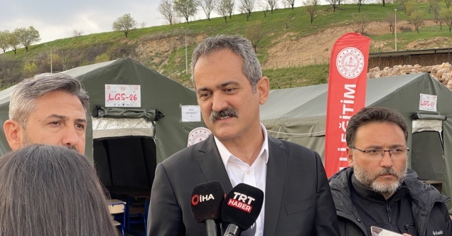 Milli Eğitim Bakanı Mahmut Özer, çadır sınıflarda incelemelerde bulundu