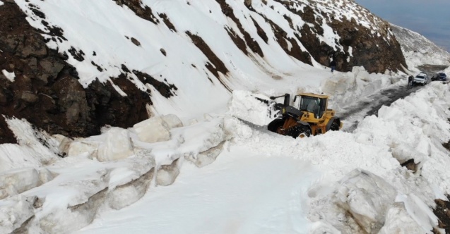 Nisan ayında 5 metre kar ile mücadele