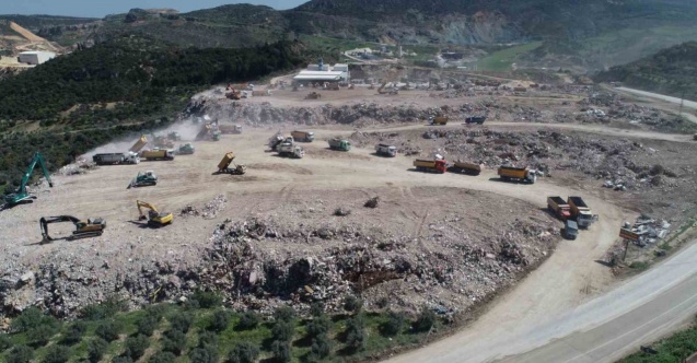 Hatay’da 1 milyon 400 bin ton molozun döküldüğü vadi havadan görüntülendi