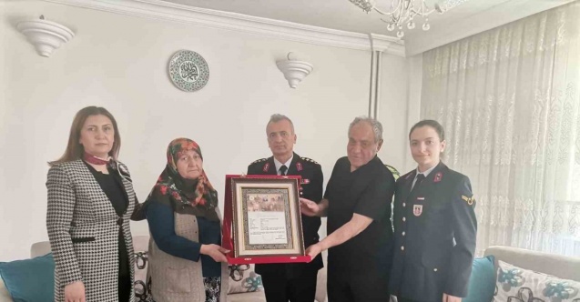 Şehidin ailesine Şehadet Belgesi ve Hizmet Anısı Şilti verildi