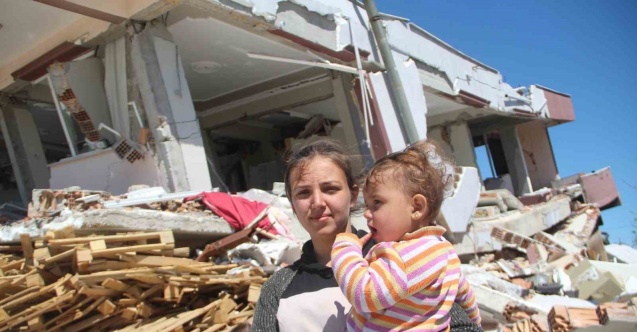 Hatay’da 3 katlı binanın depremde yıkılmasını paletler önledi
