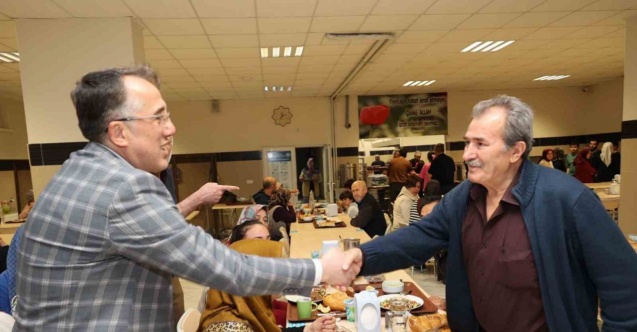 Başkan Savran, depremzedelerle iftar yaptı