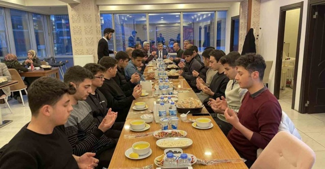 Müftü Gül, genç cemaatle iftar açtı