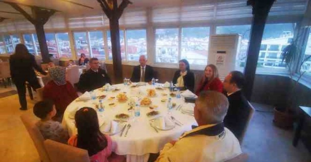 Marmaris Polisevi’nde konaklayan depremzedelere iftar yemeği verildi