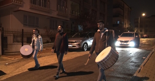 Depremzede ağabeyi Ramazan davulu çalıyor, kardeşi ilahilerle eşlik ediyor