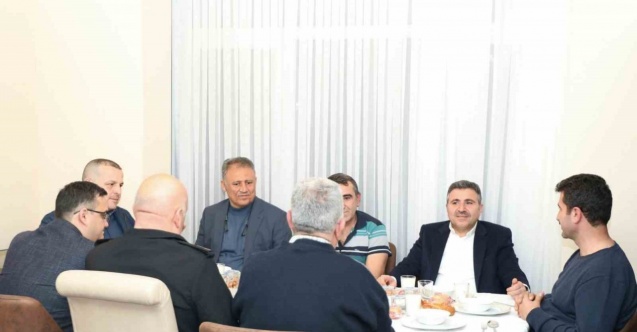 Vali Atay, depremzede aile ile iftar yaptı