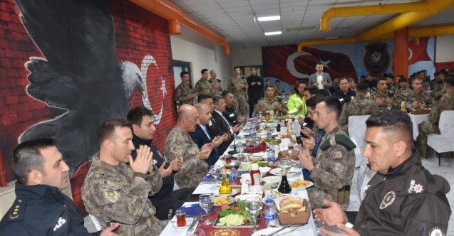Emniyet Genel Müdürü Aktaş Özel Harekat Polisiyle sahur yaptı