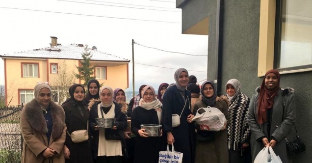 Öğrenciler iftarı depremzedeler ile açtı