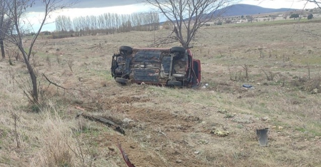 Kontrolden çıkan otomobil tarım arazisine devrildi