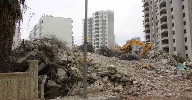 Mersin’de depremde ağır hasar alan bina yıkıldı