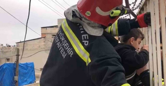 Korkuluk demirine sıkışan çocuğu itfaiye kurtardı