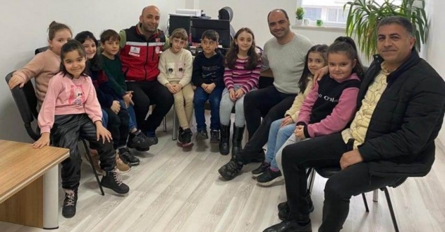 Arama kurtarma ekibi depremzede öğrencilerle bir araya geldi