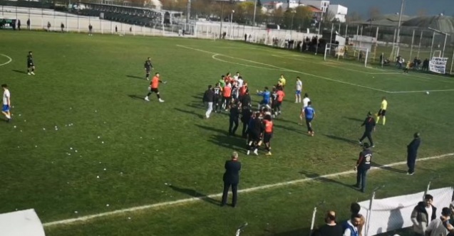 Bolu’da amatör küme maçında ortalık karıştı, önce saha sonra tribünler birbirine girdi