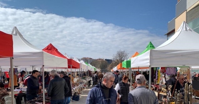 Sıcak havayı fırsat bilen vatandaşlar antika pazarına akın etti