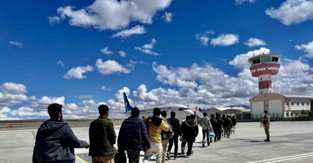 Ağrı’da 365 Afgan göçmen sınır dışı edildi