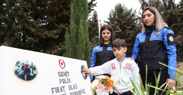 Şehit babasının mezarında dua etti, mezar taşındaki fotoğrafını okşadı