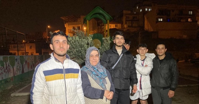 Madde bağımlılarından bıkan mahalle sakinleri parka ışıklandırma istiyor