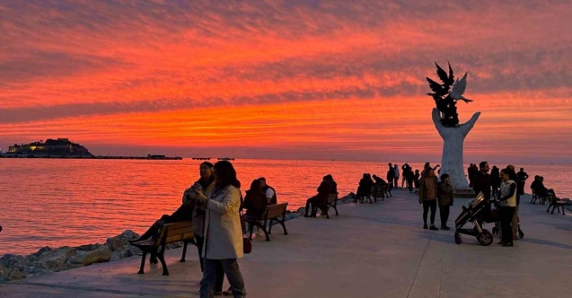 Kuşadası’nda gün batımı izleyenleri mest etti