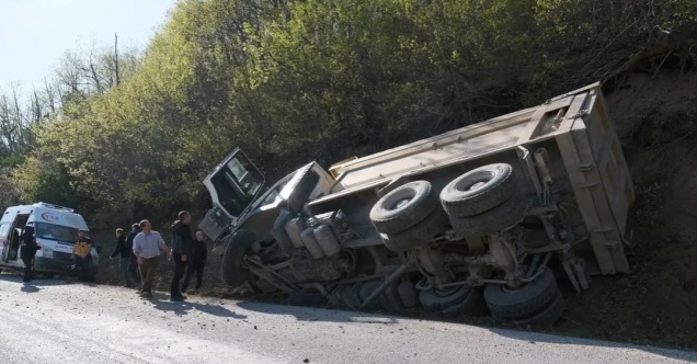 Yoldan hafriyat kamyonu yan yattı: 1 yaralı
