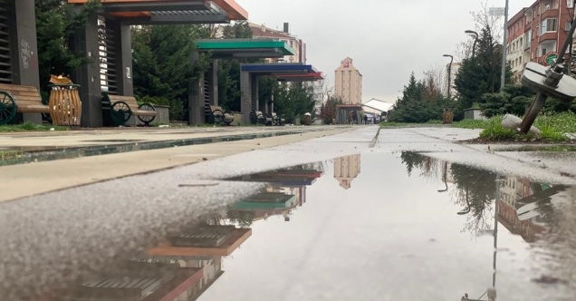 Eskişehirliler güne yağmurla başladı