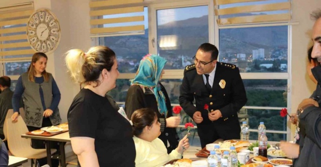 Kozan polisi depremzedeleri yalnız bırakmadı