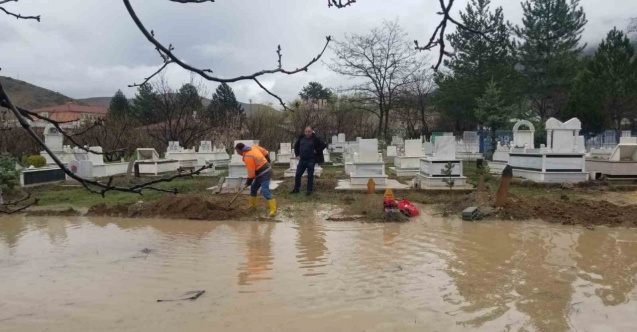 Sağanak yağış sel su baskınlarına neden oldu